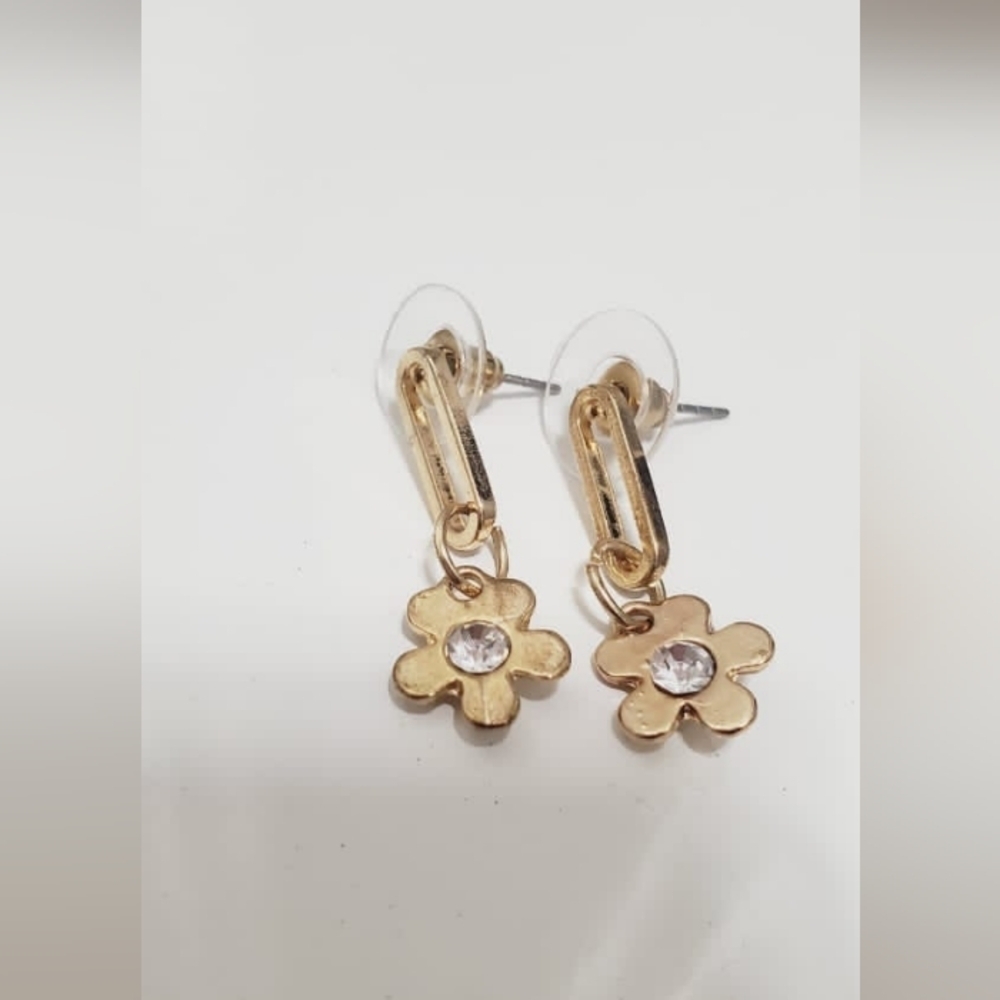 Gold Tone Dangle Earrings With silver stone. 🌴
